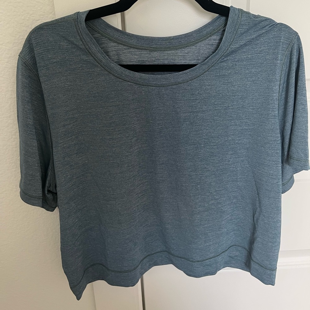 Cropped lululemon T-shirt. Good condition.